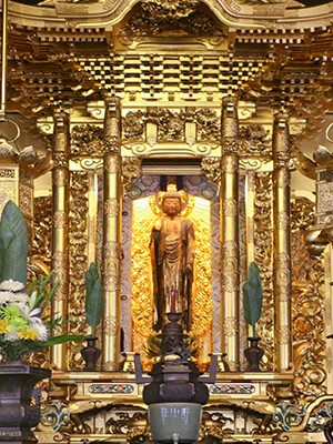 Amida Buddha statue in a Jodo Shinshu altar