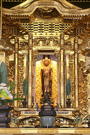 Amida Buddha statue in a Jodo Shinshu altar