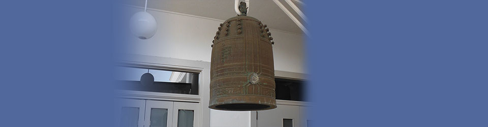 the kansho, or temple bell, at Hawaii Betsuin with blue on the left and right
