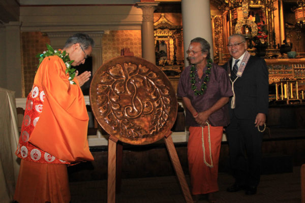 Bishop Matsumoto thanks 2016 Living Treasure Sooriya Kumar for a copper sagarifuji unveiled at Giseikai 2017