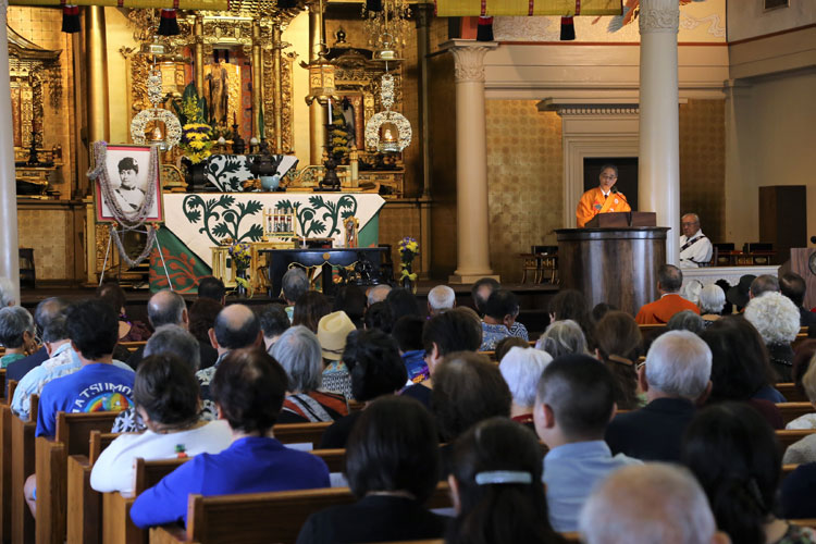 Bishop Matsumoto delivers a dharma message at the Queen Liliuokalani Tribute Service
