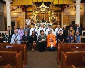 Professor Jackie Johnson as Queen Liliuokalani in center of front row with honored guests and participants, Bishop Matsumoto, and Hongwanji ministers