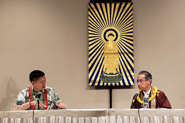 Lt. Gov. Doug Chin and Bishop Matsumoto in discussion after keynote address (photo by Gay Tanaka)