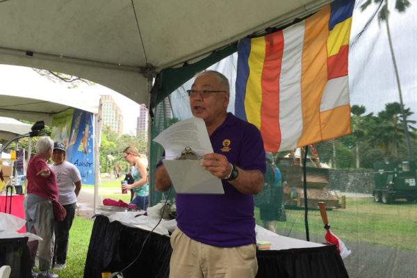 Pieper Toyama leads a gratitude workshop at the HBC tent at the Hawaii Book & Music Festival