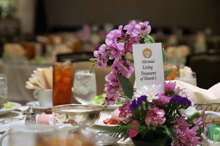 Living Treasures 2020 - table centerpieces, flowers with wisteria (photo credit: Alan Kubota)