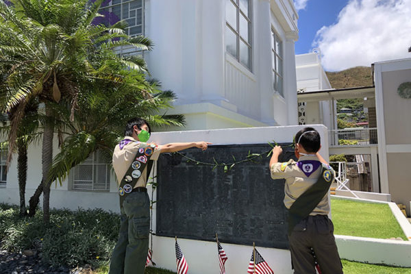 Hongwanji scouts place lei on WWII memorial at Hawaii Betsuin on May 24, 2020