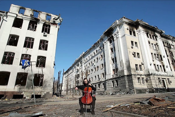 lone cellist amid bombed buildings in Kharkiv, Ukraine - video screenshot from https://youtu.be/lQHzO11LcKU