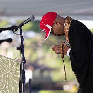Rev. Hironaka at the conclusion of his remarks at the 9/1/23 vigil for Maui. Photo: Excerpted from photo by Cindy Ellen Russell, Honolulu Star Advertiser